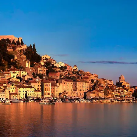 Three-bedroom In Holiday home Unesic