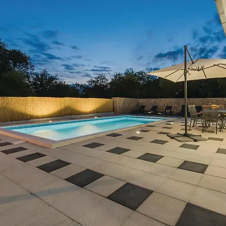 Holiday home Three-bedroom In Unesic