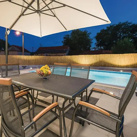 Three-bedroom In Holiday home