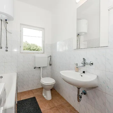 Three-bedroom In Vakantiehuis Unesic
