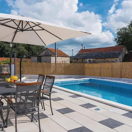 Three-bedroom In Vakantiehuis Unesic