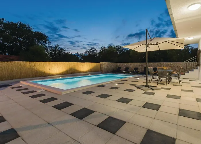 Vakantiehuis Three-bedroom In Unesic