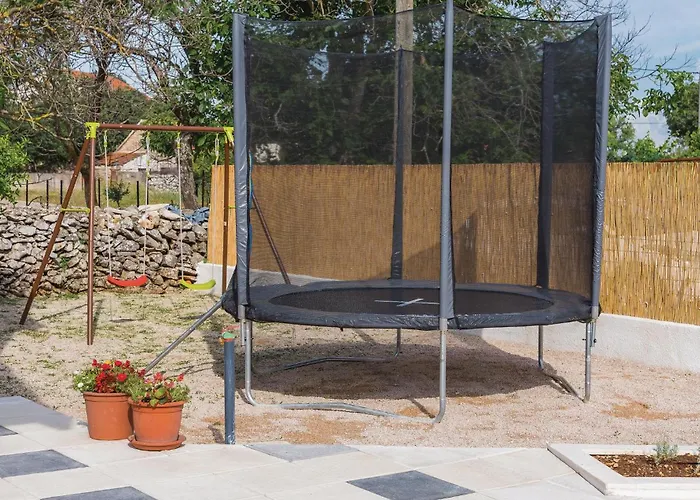 Vakantiehuis Three-bedroom In Unesic